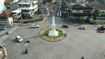 cercle aérien vue de tugu jogja ou yogyakarta monument, Indonésie. video