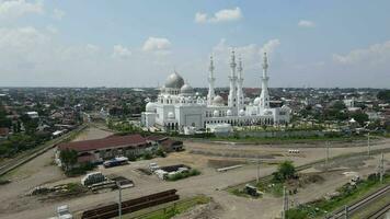 aéreo ver de mezquita jeque zayed al-nahyan. nuevo punto de referencia en surakarta ciudad, Indonesia. video