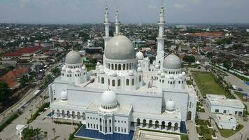 Antenne Aussicht von Moschee Scheich zayed al-nahyan. Neu Wahrzeichen im surakarta Stadt, Indonesien. video