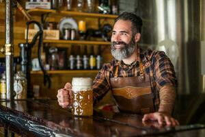 retrato de un hombre quien trabajos como un barman foto