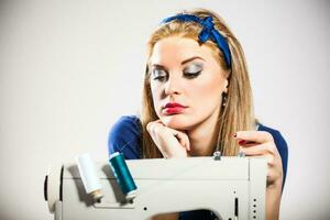 un mujer con un de coser máquina foto