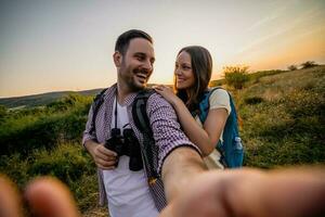 Pareja gasto hora al aire libre foto