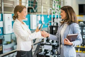 A sale woman that presents the products to the customer photo