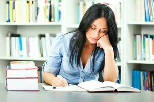 un mujer a el biblioteca foto