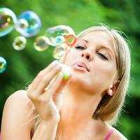 un mujer haciendo jabón burbujas foto