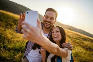 Pareja gasto hora al aire libre foto