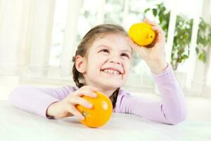 pequeño niña con frutas para salud y bienestar concepto foto