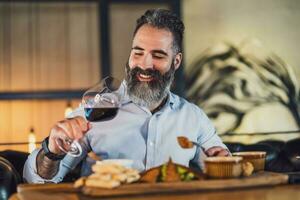 un hombre saboreo algunos vino foto