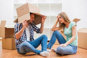 un Pareja quien movido dentro un nuevo casa foto