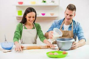 un Pareja Cocinando juntos foto