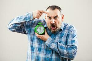 un hombre con un reloj foto