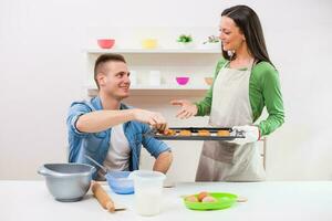 un Pareja Cocinando juntos foto