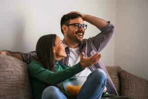 joven contento Pareja en amor foto