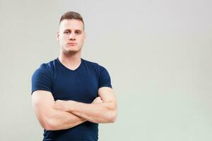 retrato de un hombre en azul camiseta foto