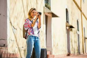 joven turista mujer tomando un foto