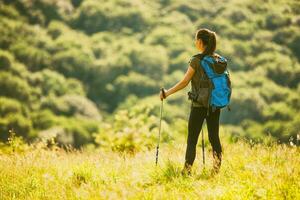 un mujer excursionismo foto