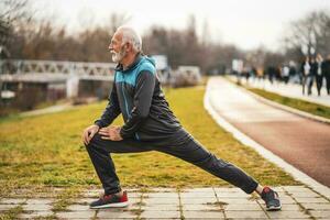 un mayor hombre haciendo físico ejercicios foto