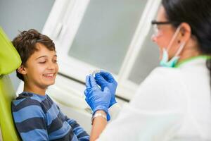 un niño a el dentista foto