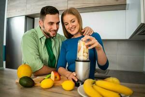 un joven Pareja Cocinando juntos foto