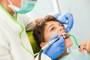 un niño a el dentista foto