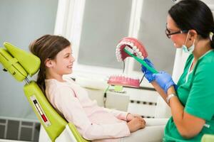 un niño a el dentista foto