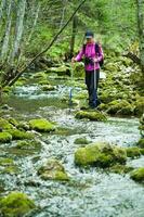 un mujer excursionismo foto