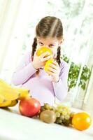 pequeño niña con frutas para salud y bienestar concepto foto