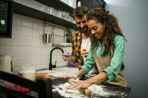 contento multiétnico Pareja Cocinando juntos foto