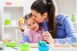 un madre y hija pintura huevos foto