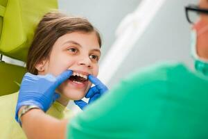 un niño a el dentista foto