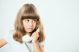 retrato de un joven niña en el teléfono foto