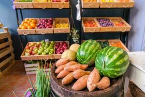 sano Fruta y vegetales en tienda de comestibles tienda foto