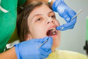 un niño a el dentista foto