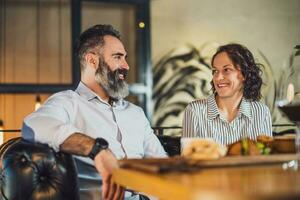 un Pareja teniendo cena foto