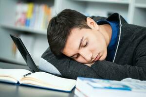 un estudiante en el biblioteca foto