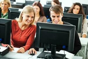 estudiantes aprendizaje en un computadora laboratorio foto