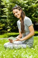 un mujer gasto hora al aire libre foto