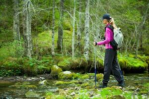 un mujer excursionismo foto