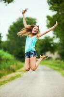 un Adolescente niña quien gasta su hora en naturaleza foto