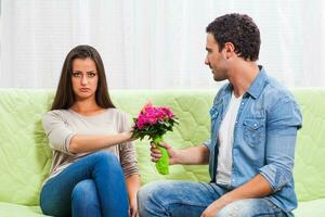 retrato de un joven Pareja discutiendo foto