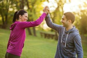 Pareja hacer ejercicio juntos en el parque foto