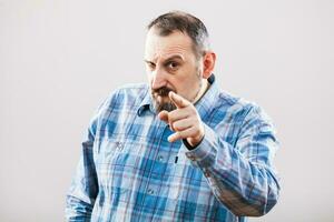 retrato de un hombre con azul tartán camisa foto