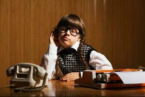 un niña quien obras de teatro el papel de un secretario foto