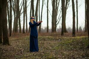 un mujer en el bosque foto