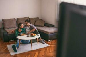 un Pareja gasto hora juntos foto