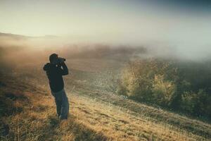 un hombre tomando fotos