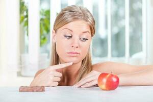 joven rubia mujer con Fruta para salud y bienestar concepto foto