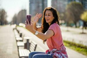 un mujer tiene un teléfono conversacion foto