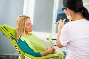 un mujer a el dentista foto