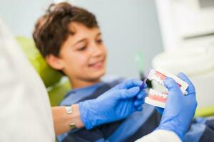 un niño a el dentista foto